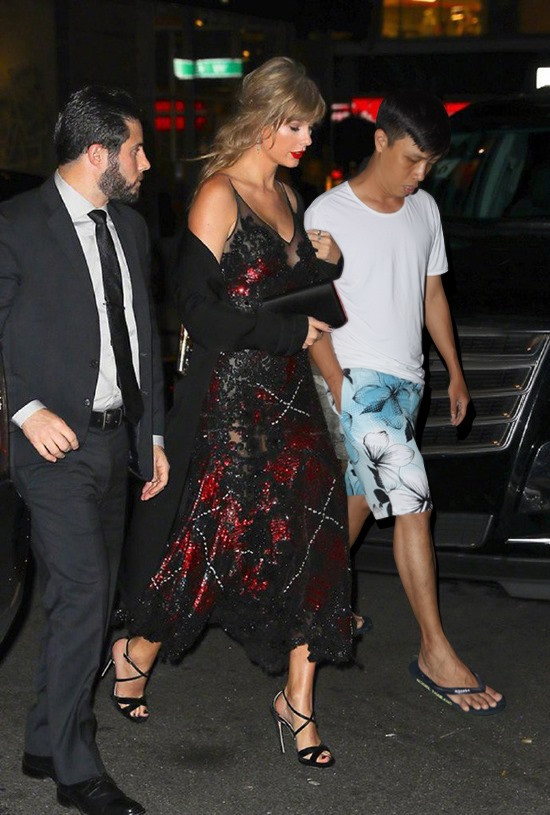 Nếu không biết Huy từ trước, có khi nhiều người còn "ngẩn người" tự hỏi không lẽ thanh niên này được vinh dự làm bạn của những nhân vật nổi tiếng.