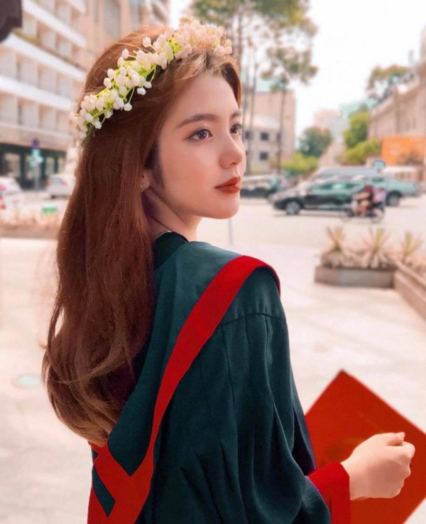 Nổi tiếng đình đám hơm 1 năm qua, hiện tại nữ sinh 2K vẫn không có nhiều thay đổi, cô nàng dần trưởng thành, tự lập và vừa hoàn thành kỳ thi tốt nghiệp THPT Quốc gia.