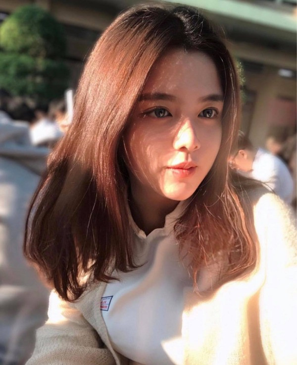 Hoàng Anh nhận được một số lời mời chụp ảnh quảng cáo, người mẫu ảnh nhưng thường cô sẽ tự cân bằng để sắp xếp thời gian hợp lý.