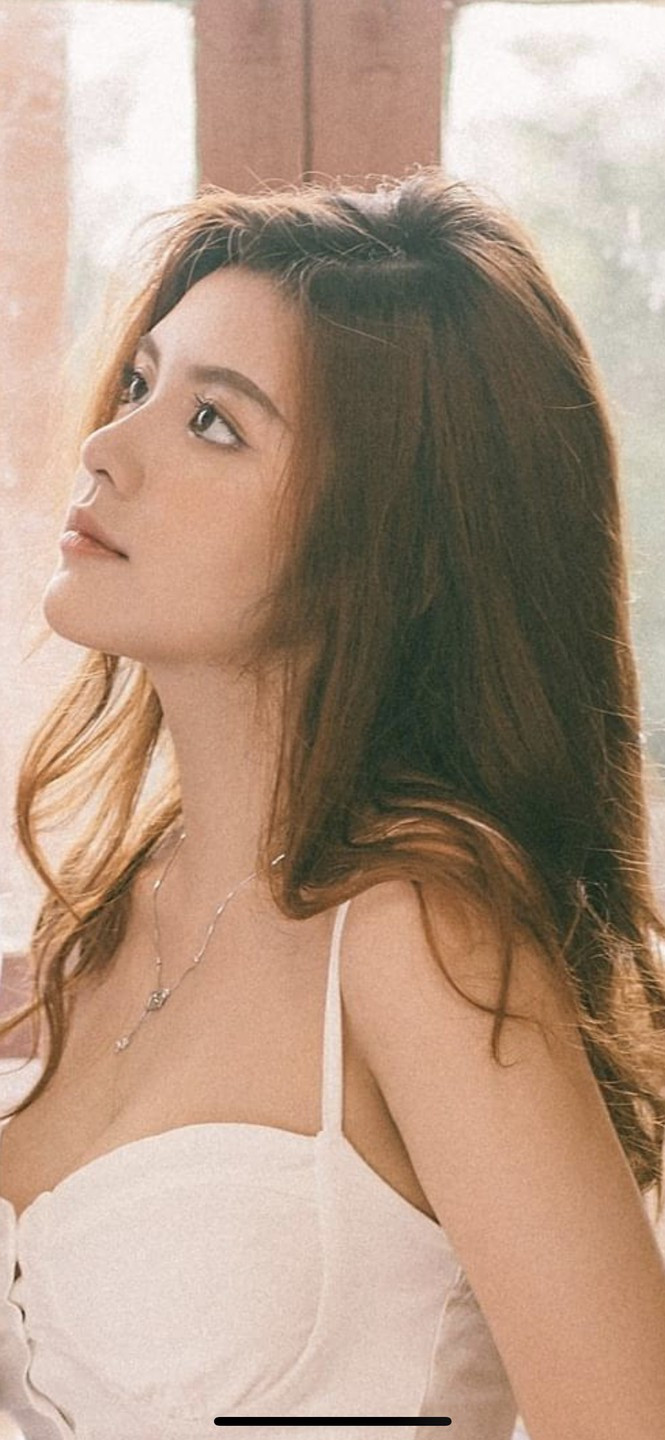 Vì xinh đẹp hơn người nên thoạt nhìn Hoàng Anh có phần sắc sảo, trưởng thành hơn tuổi.