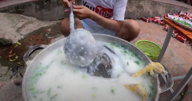 Đây không phải là lần đầu tiên con trai bà Tân Vlog làm video phản cảm, những trò lố của Youtuber này đã nhiều lần chạm đến giới hạn của người xem, và lần này anh đã khiến số đông cộng đồng mạng đứng lên kêu gọi report (báo cáo) kênh để Hưng Vlog không làm được những video nhảm thế này thêm một lần nào nữa.