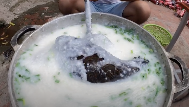 "Tôi đã nhấn report kênh của Hưng Vlog, cần tẩy chay gấp những video phản cảm kiếm tiền thế này", "Lần đầu tiên tôi thấy một video kinh dị thế này, tôi chắc chắn không muốn con mình xem được đâu",... - dân mạng thể hiện sự phẫn nộ.