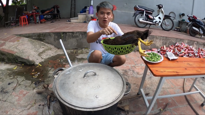 Xuất hiện cùng con trai bà Tân Vlog còn có hai nhân vật được cho là em trai và em gái của anh. Cả hai hào hứng khi nghe nam Youtuber chia sẻ món ăn sắp hoàn thành.