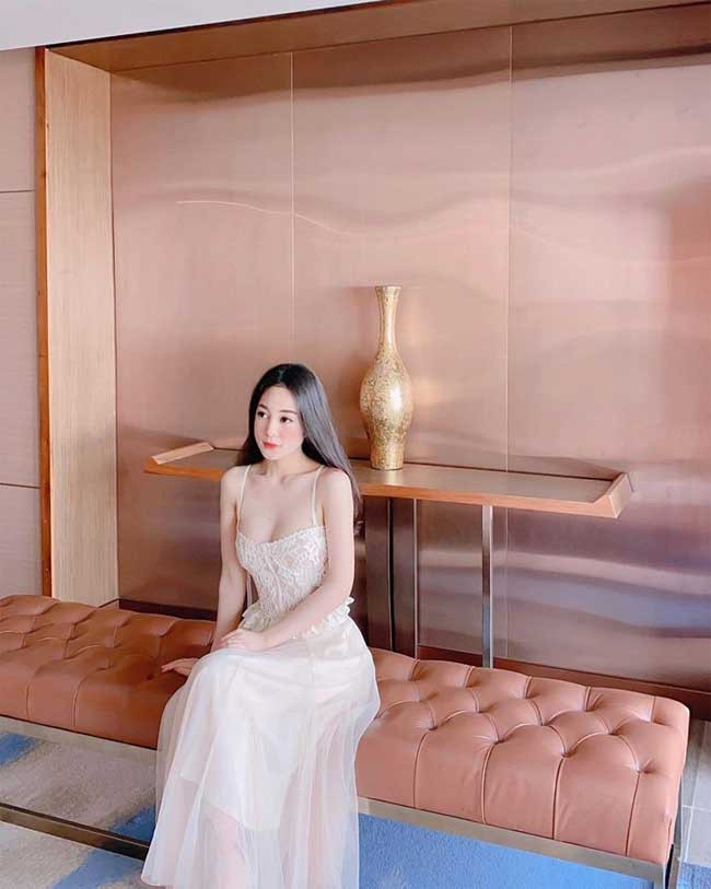 Thanh Thủy là sinh viên ĐH Thăng Long (Hà Nội), cô ra trường và tốt nghiệp loại giỏi khiến bao bạn bè ngưỡng mộ. Bên cạnh đó, cô gái này cũng từng là quán quân cuộc thi “Gương mặt thương hiệu” của ĐH Thăng Long năm 2017.