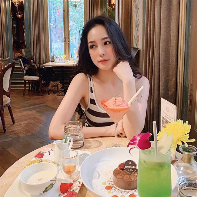 Mỹ nhân sinh năm 1997 thường xuyên diện các kiểu đầm hai dây vừa gợi cảm vừa điệu đà.