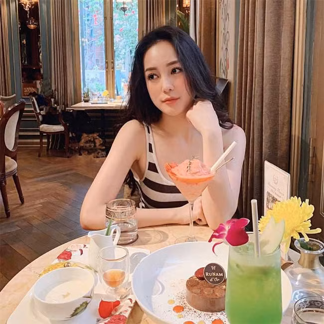 Mỹ nhân sinh năm 1997 thường xuyên diện các kiểu đầm hai dây vừa gợi cảm vừa điệu đà.