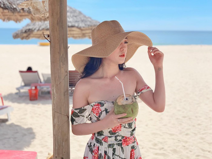 Với style nữ tính và gợi cảm, Nguyễn Thanh Thủy toát lên vẻ đẹp sang chảnh, quý phái.