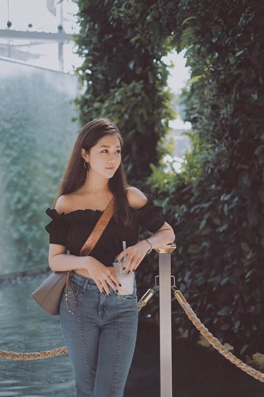 Cô còn từng đạt giải Á khôi Sinh viên thanh lịch khối đại học Đà Nẵng vào năm 2018.