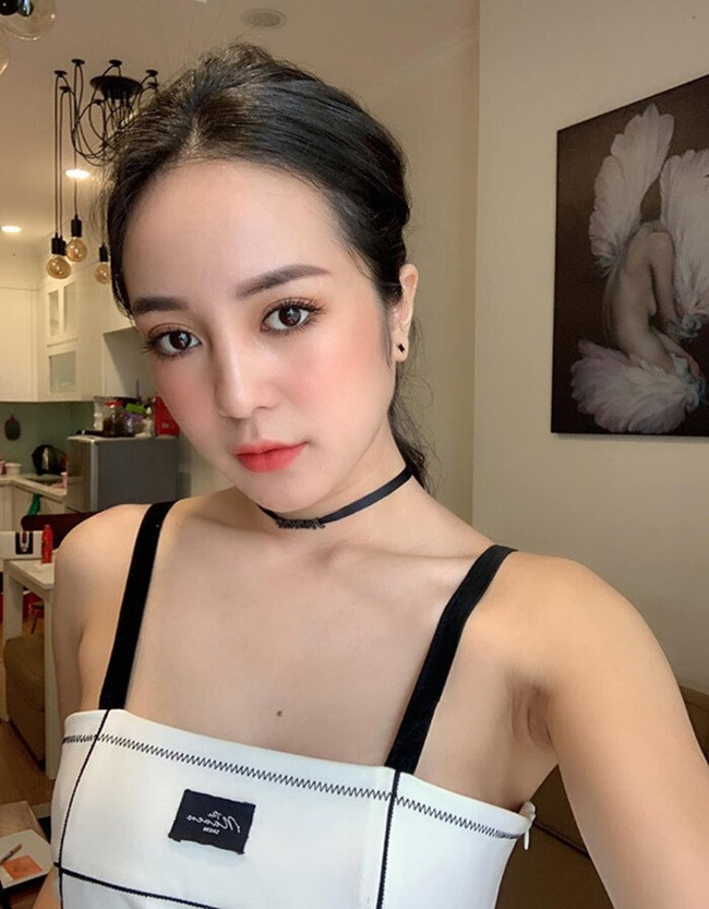 Ngoài những lời ngợi khen vẻ đẹp mong manh, đài các, người đẹp hàng không Nguyễn Thanh Thuỷ cũng được nhận xét có gu ăn mặc gợi cảm, nổi bật.