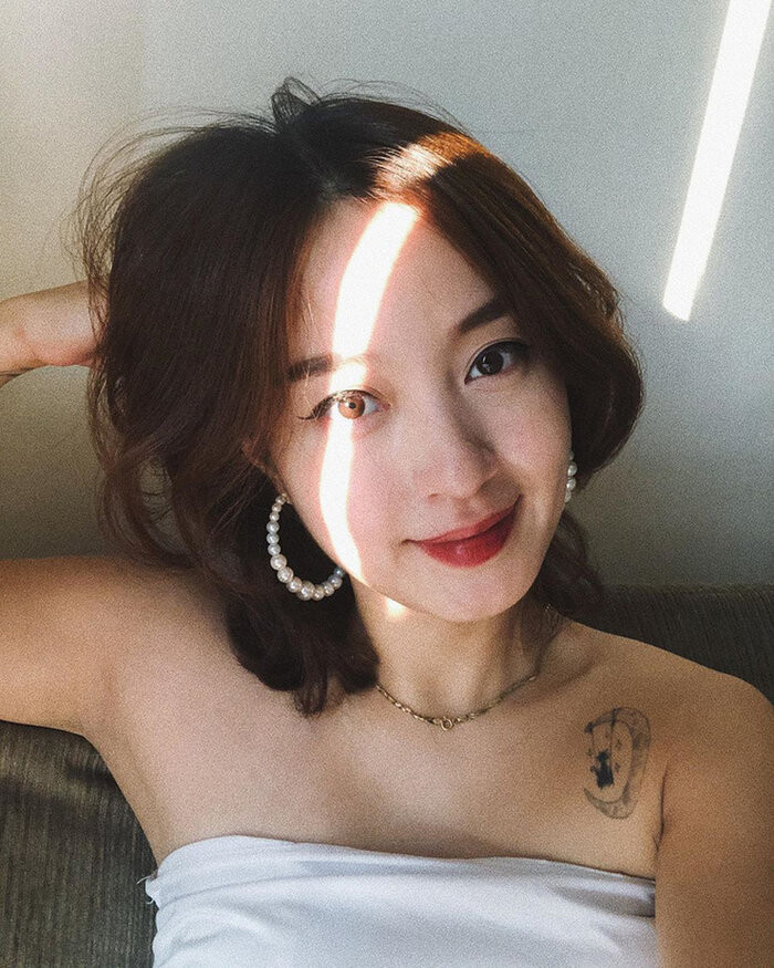 Từ ánh mắt, gương mặt đến nụ cười của cựu hot girl đều vẫn cứ trẻ trung như tuổi đôi mươi.