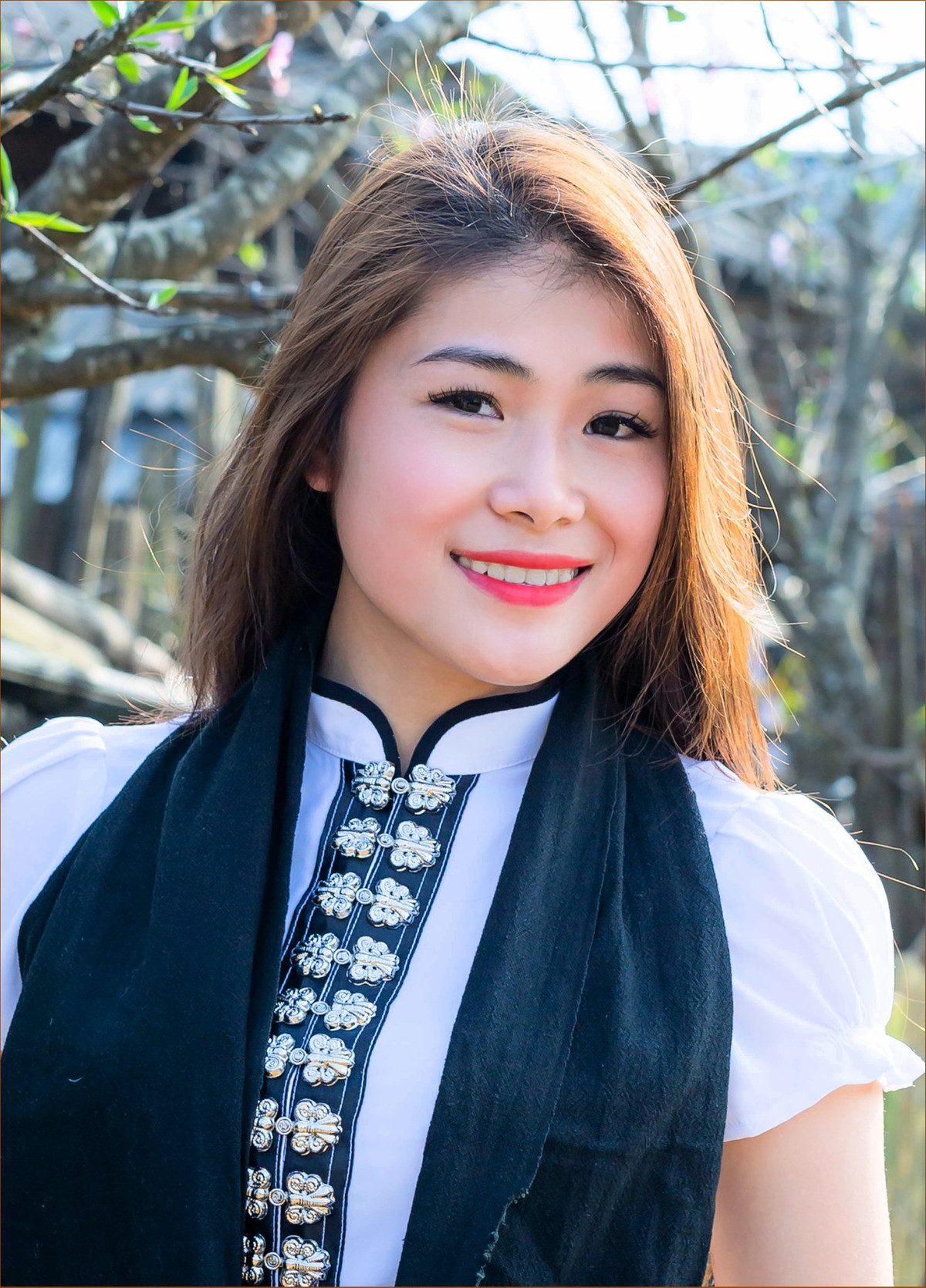 Xinh đẹp, dịu dàng lại yêu nghề nên Diệu Linh đã dần thích nghi với hoàn cảnh ở vùng núi - nơi dạy học các em nhỏ có hoàn cảnh khó khăn.