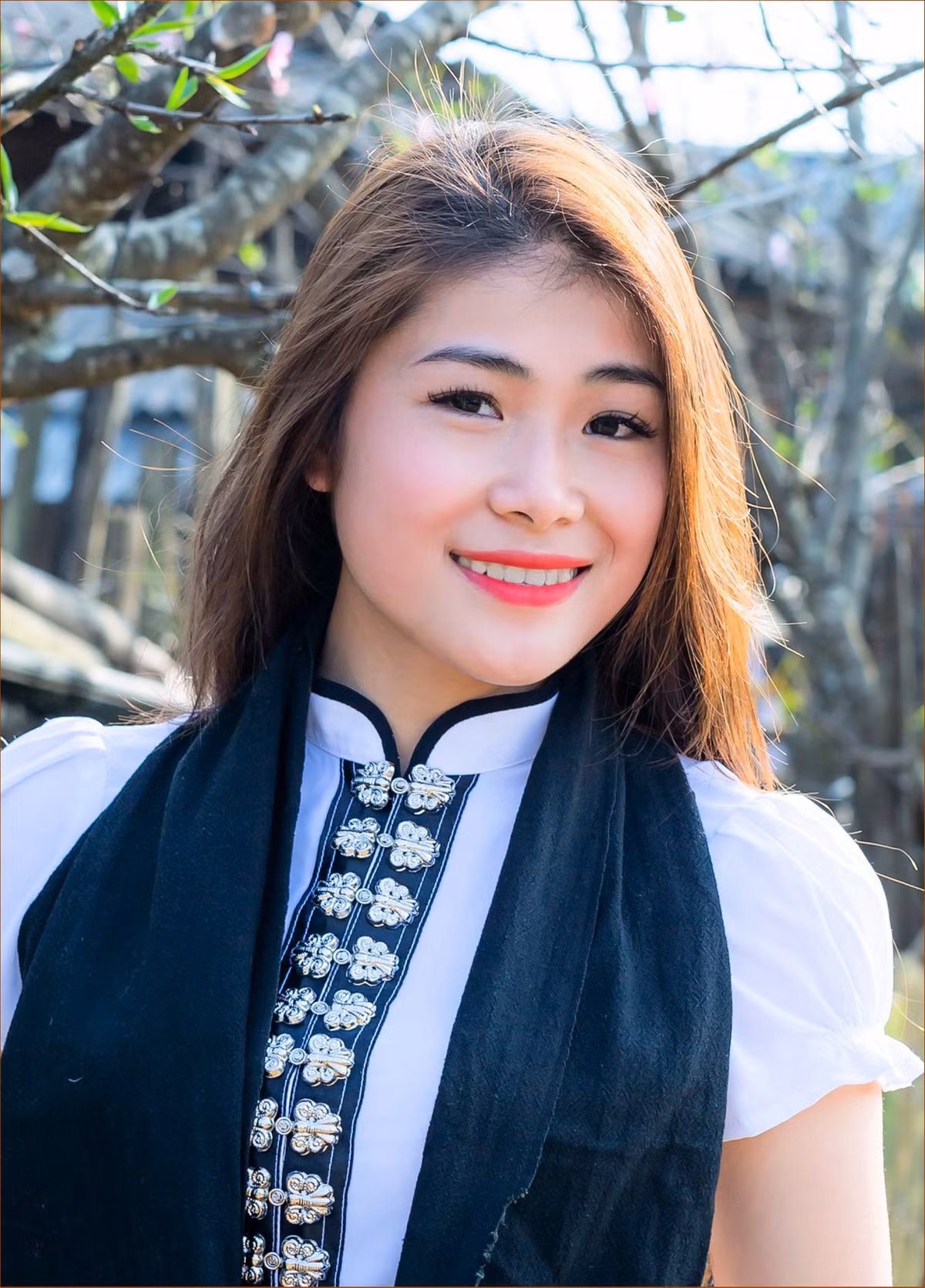 Xinh đẹp, dịu dàng lại yêu nghề nên Diệu Linh đã dần thích nghi với hoàn cảnh ở vùng núi - nơi dạy học các em nhỏ có hoàn cảnh khó khăn.