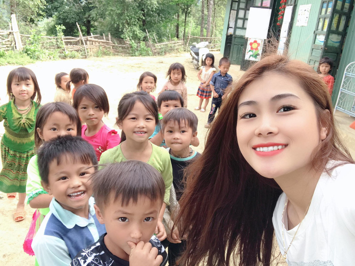 Dù còn khá trẻ, nhưng cô giáo 9x xinh đẹp này đã lựa chọn công việc khó khăn, chấp nhận rời thành thị phồn hoa, đủ đầy để lên dạy học cho các em nhỏ miền núi, chẳng ngại những bữa cơm thiếu thịt thiếu cá, những giấc ngủ trằn trọc âu lo,...
