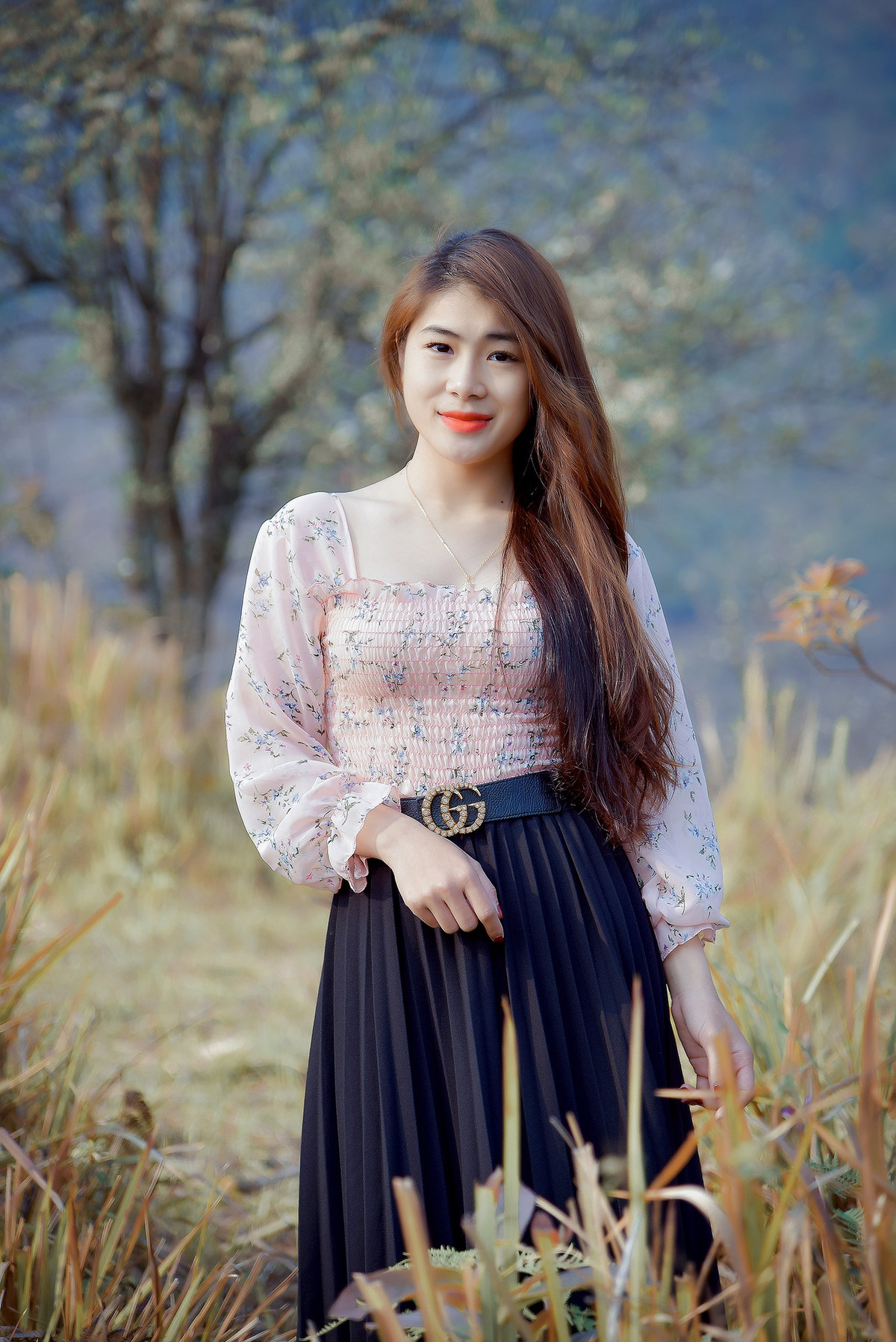 Dù lên lớp dạy học hay ở ngoài đời, cô giáo vùng cao này vẫn gây ấn tượng bởi nhan sắc xinh đẹp, dịu dàng.