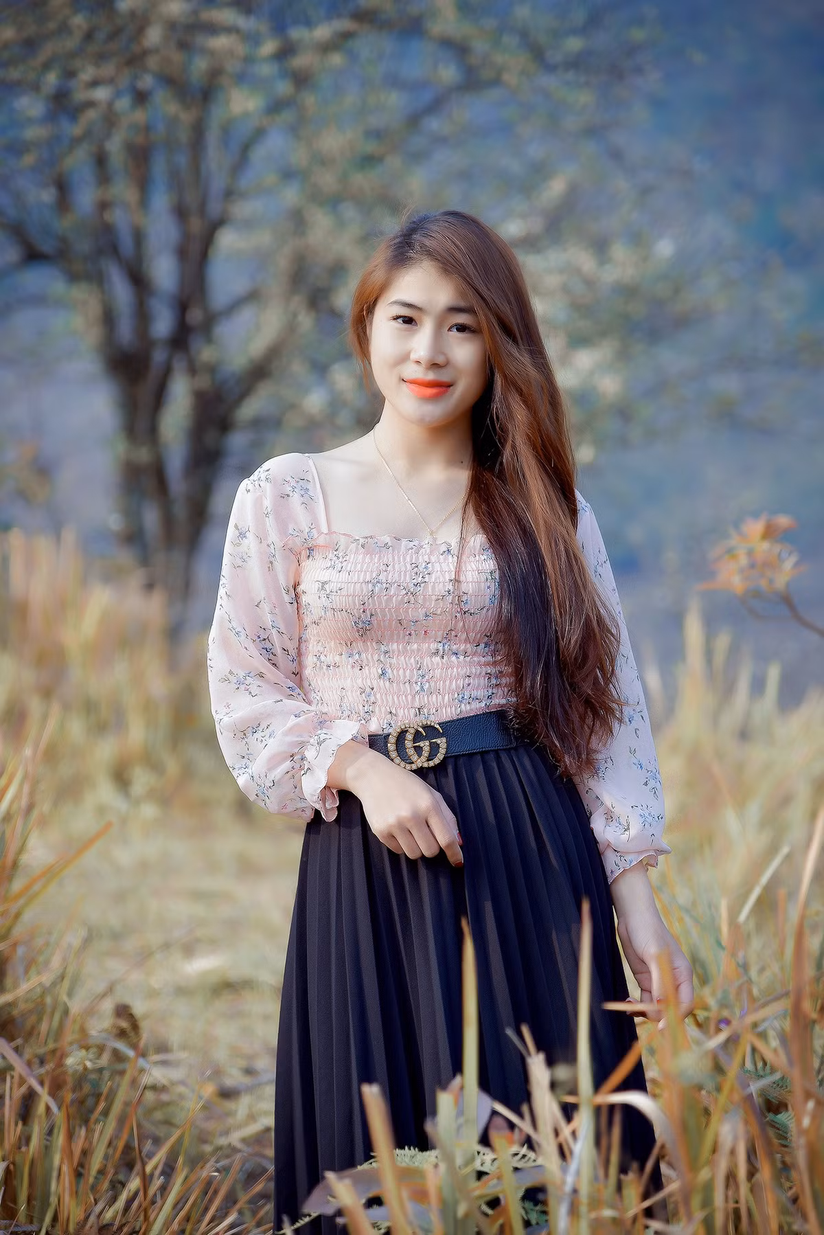 Dù lên lớp dạy học hay ở ngoài đời, cô giáo vùng cao này vẫn gây ấn tượng bởi nhan sắc xinh đẹp, dịu dàng.