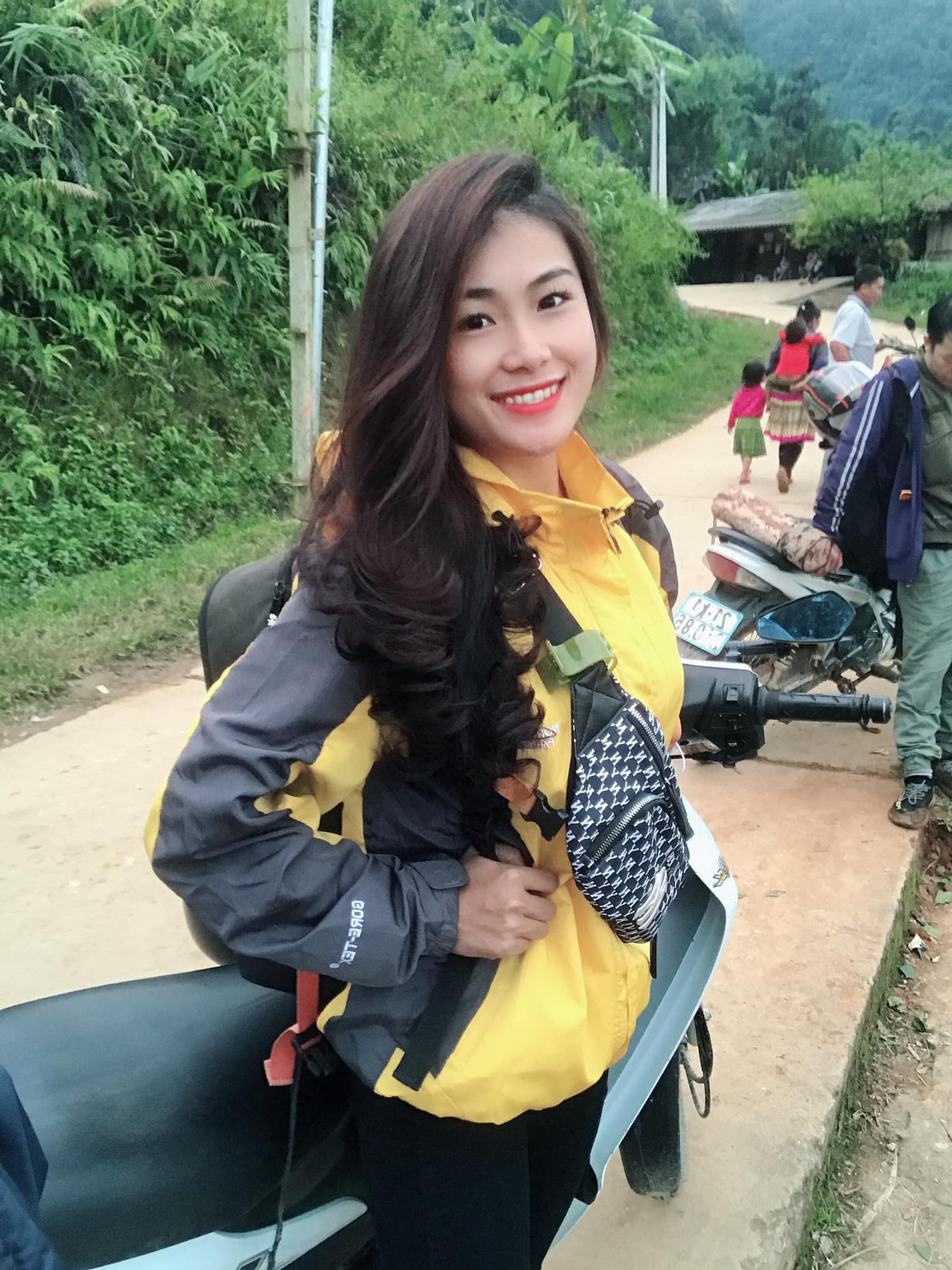 Vừa xinh đẹp lại rất nhiệt huyết với nghề, đặc biệt có lòng nhân ái mong muốn giúp đỡ những trẻ em vùng cao, cô giáo Diệu Linh đã nhanh chóng chiếm trọn trái tim của cư dân mạng.