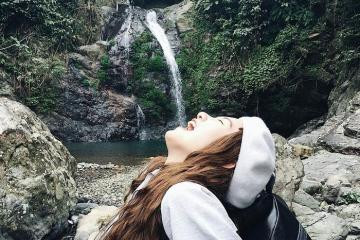 Địa điểm này nổi bật với màu xanh của cánh rừng và ngọn thác cao đổ từ trên cao xuống tựa như dải lụa nối trên trời xuống mặt đất vậy.