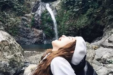 Địa điểm này nổi bật với màu xanh của cánh rừng và ngọn thác cao đổ từ trên cao xuống tựa như dải lụa nối trên trời xuống mặt đất vậy.