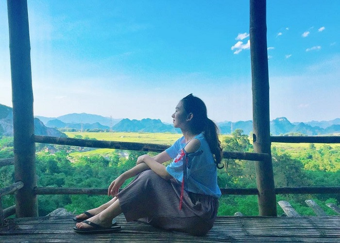 Thung Lũng Mai Châu thu hút nhiều "thánh sống ảo" bởi có cánh đồng cải hay những rừng hoa ban và hoa mận, khiến cho các bạn trẻ rất yêu thích nơi này.