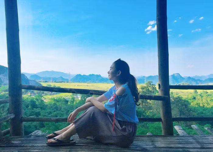 Thung Lũng Mai Châu thu hút nhiều "thánh sống ảo" bởi có cánh đồng cải hay những rừng hoa ban và hoa mận, khiến cho các bạn trẻ rất yêu thích nơi này.