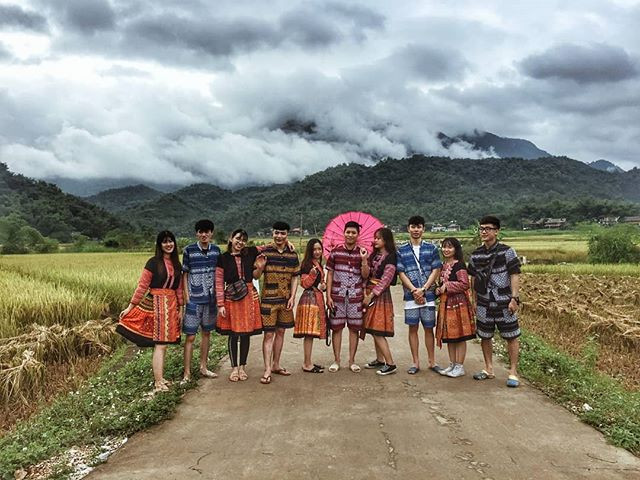 Bản Lác là hiện thân của sự hòa quyện giữa truyền thống và hiện đại. Đến đây nên ghi lại những bức hình với những căn nhà sàn cổ kính, mát rượi với những không gian khác nhau.