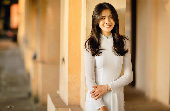 Khoảnh khắc Thu Giang diện áo dài trắng, vòng nguyệt quế đội trên đầu trở thành một hình tượng khó quên.