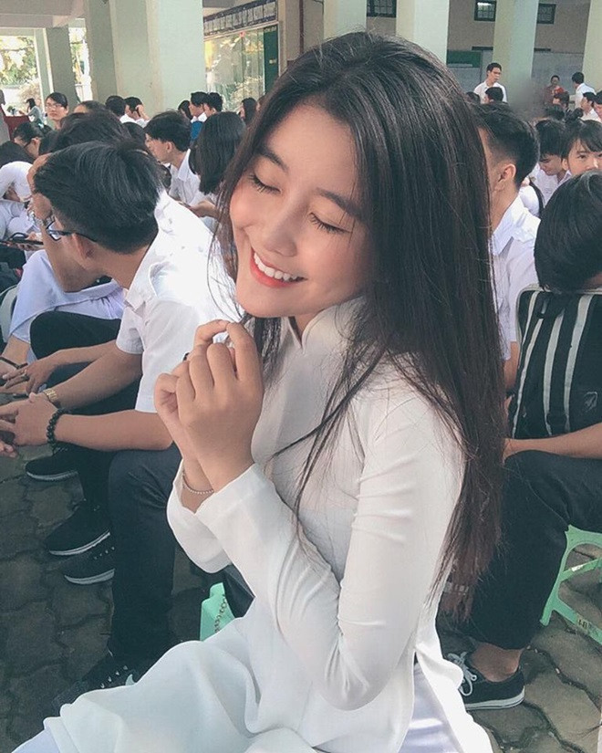 Gương mặt xinh xắn của Ngọc Trân từng được báo Hàn, báo Trung ca ngợi là không góc chết.