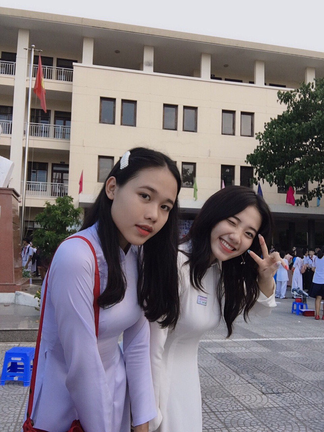 Cô bạn Hồ Mã Hồng Hạnh sinh năm 2002 bỗng “nổi như cồn” bởi vẻ đẹp trong sáng và thánh thiện sau bức ảnh chụp chung với bạn trong tà áo dài trắng.