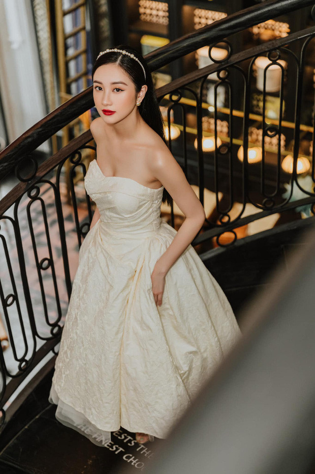 Không những thế, anh liên tục check-in những địa điểm đi cùng Jun và không ngần ngại tag tên cô nàng vào.