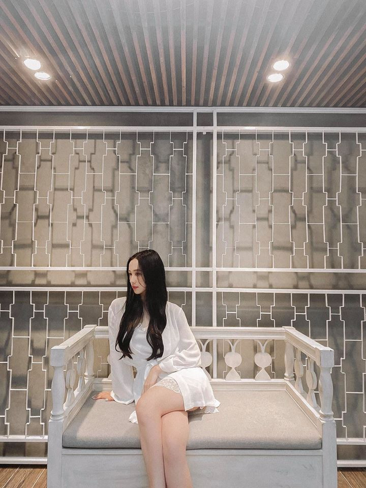 Vốn sở hữu chiều cao khá lý tưởng, với vòng eo 56 cm Jun Vũ thường tận dụng lợi thế body đẹp trong những bộ ảnh trên MXH.