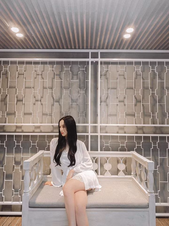 Vốn sở hữu chiều cao khá lý tưởng, với vòng eo 56 cm Jun Vũ thường tận dụng lợi thế body đẹp trong những bộ ảnh trên MXH.