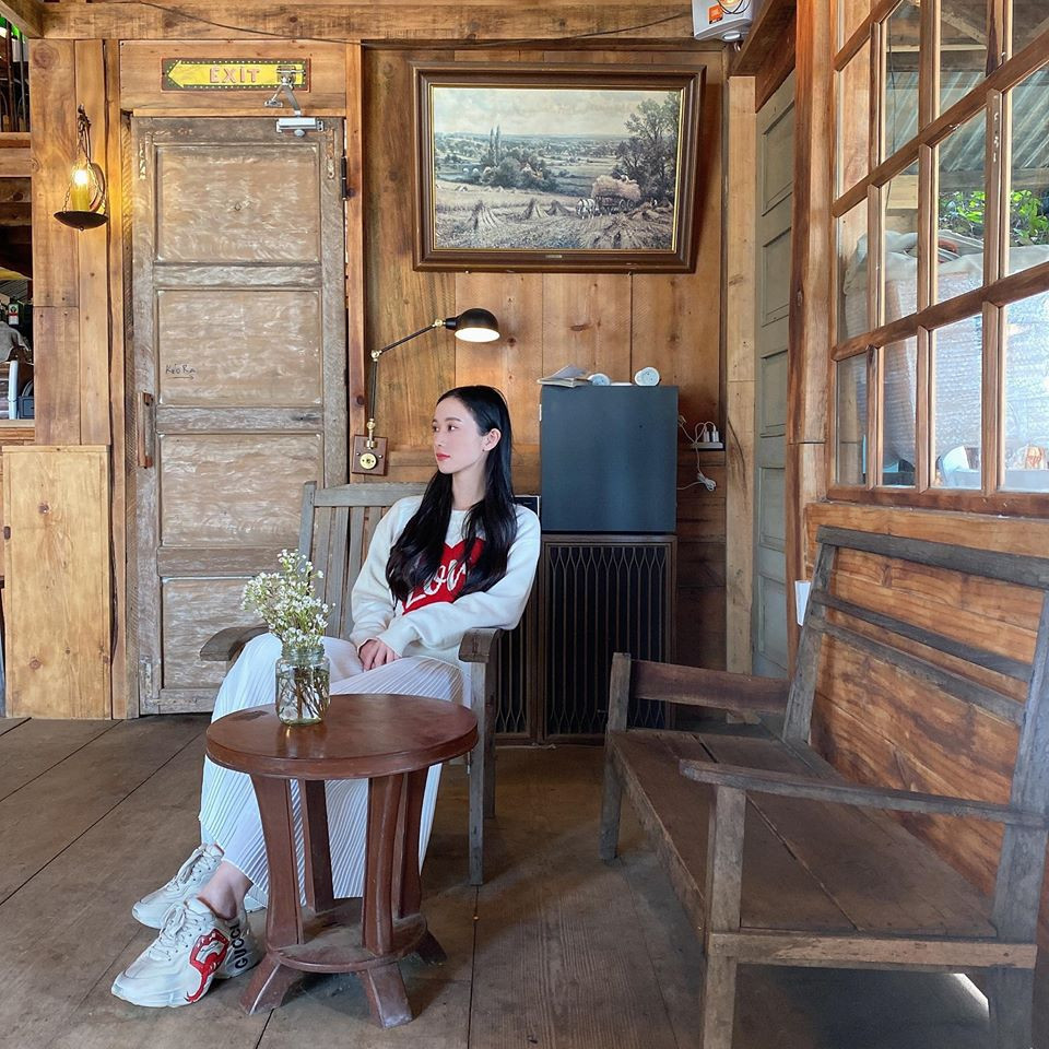 Trên trang cá nhân, không khó để tìm thấy những hình ảnh diện đồ gợi cảm khoe ba vòng cơ thể.