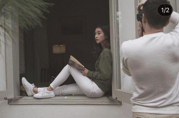 Cách đây 2 năm, anh chàng bắt đầu chia sẻ hình ảnh Jun Vũ do chính mình chụp. Đến giờ, anh vẫn là người thường xuyên cho ra đời những khoảnh khắc xuất thần nhất của "hot girl trà sữa" này.