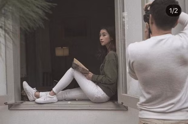 Cách đây 2 năm, anh chàng bắt đầu chia sẻ hình ảnh Jun Vũ do chính mình chụp. Đến giờ, anh vẫn là người thường xuyên cho ra đời những khoảnh khắc xuất thần nhất của "hot girl trà sữa" này.