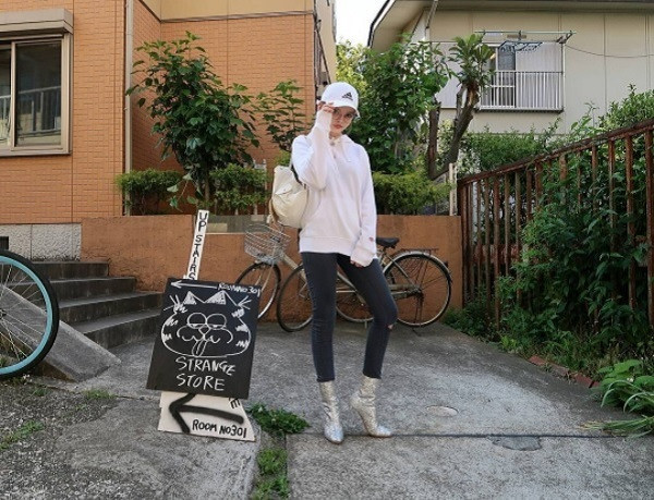 Cô nàng hiện ở đất nước mặt trời mọc để du học và làm người mẫu cho một trang báo teen, ngoài ra cô còn tham gia nhiều show truyền hình thực tế tại Nhật Bản và Hàn Quốc.