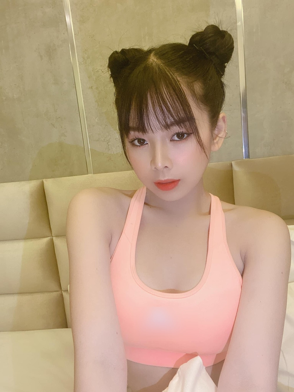 Dưới bài đăng của Mie rất nhiều khán giả dành lời khen cho cô nàng, đặc biệt là dùng những lời có cánh để nói về nhan sắc cực đỉnh của nữ DJ nổi tiếng này.