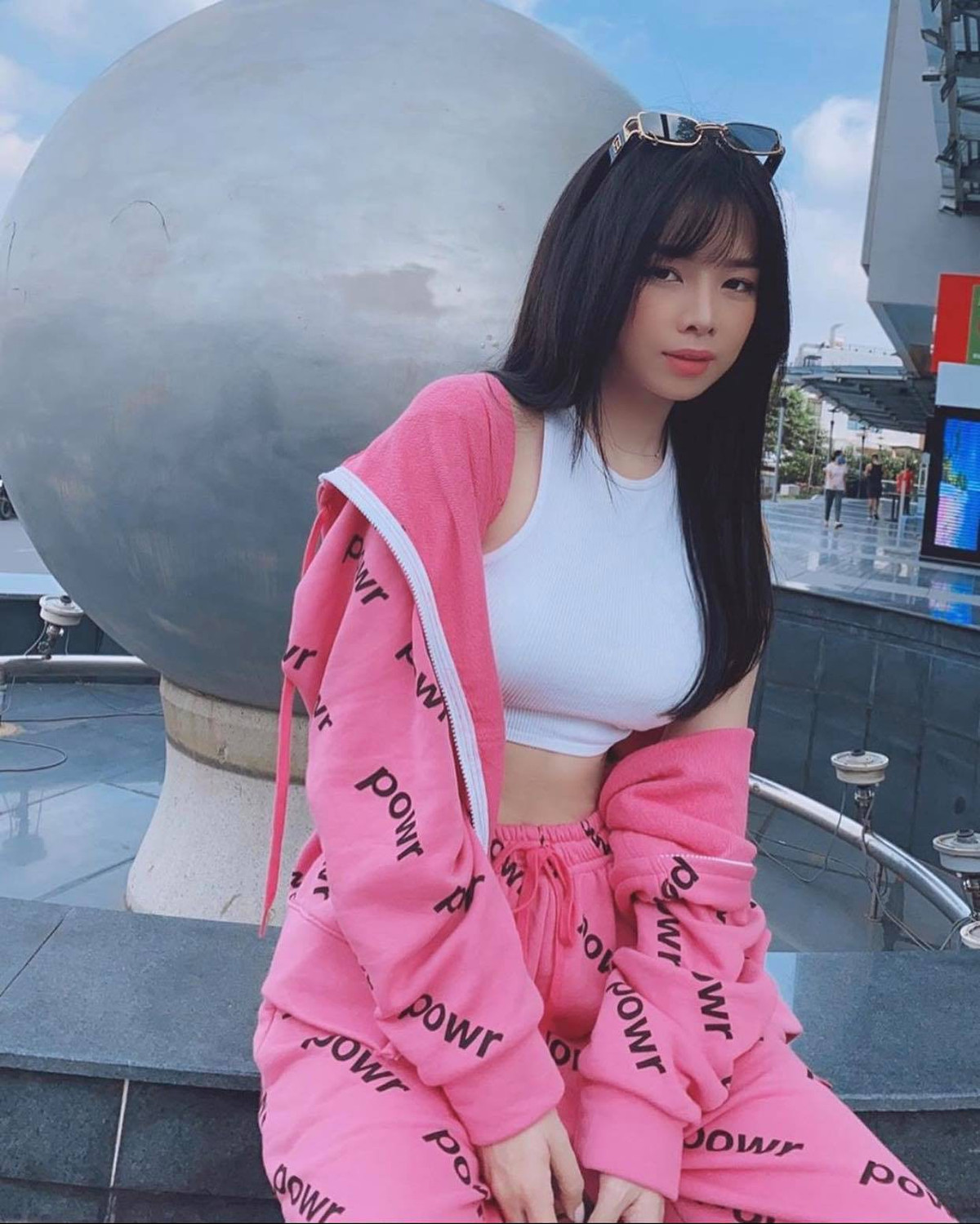 Là nữ DJ có phong cách đa dạng nhờ khuôn mặt dễ thương và body nóng bỏng, Mie được mệnh danh là "búp bê của làng EDM".