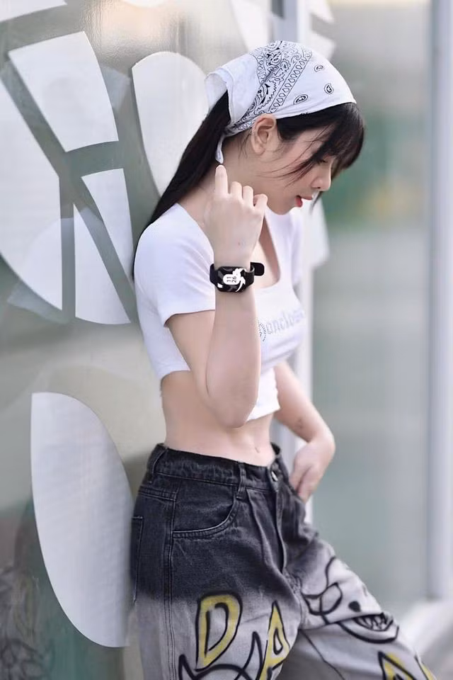 Không chỉ xinh đẹp, chơi nhạc hay, nữ DJ Mie còn sở hữu guu thời trang cực chất khiến nhiều người phải chú ý.