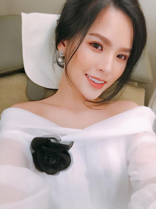 Phi Huyền Trang từng khiến nhiều người ngưỡng mộ khi sở hữu căn hộ cao cấp cùng cuộc sống sang chảnh khi khi thường xuyên khoe tậu những món đồ của các ông lớn thời trang như: LV, Chanel, Gucci…