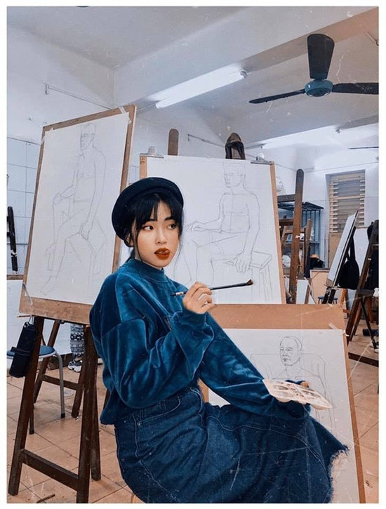 Nguyễn Minh Trà (sinh năm 2001), đến từ tại Hà Nội. Hiện tại, nữ sinh10x là sinh viên lớp 19TT1, chuyên ngành Thiết kế thời trang, trường ĐH Kiến trúc Hà Nội.