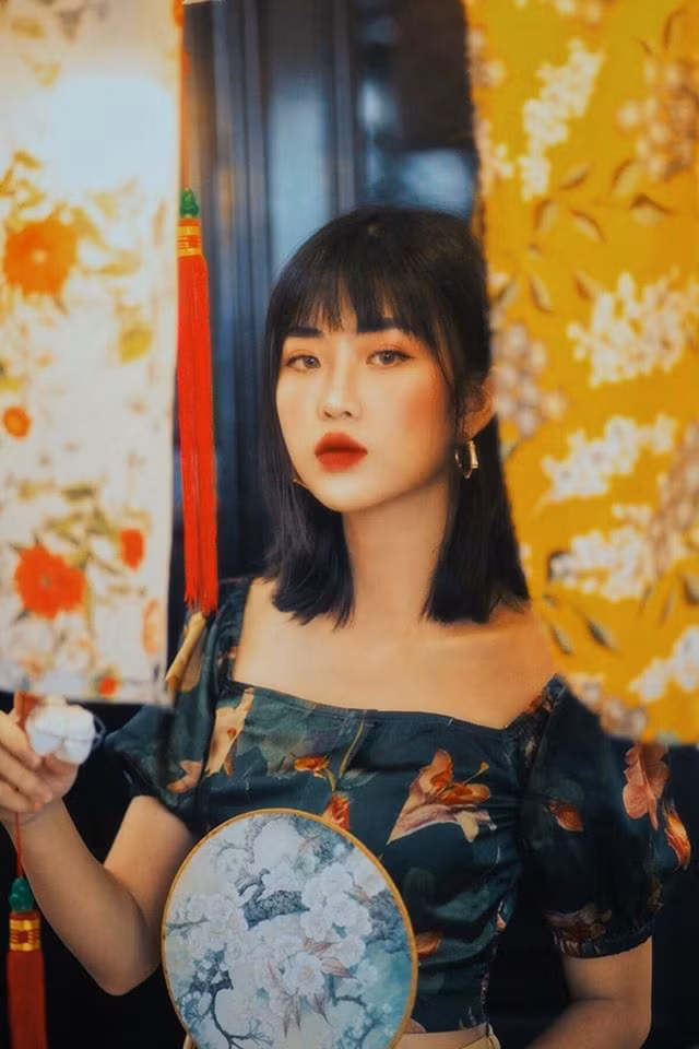 Tâm sự về quyết định lựa chọn ngành thời trang, hot girl 2k1 cho biết ngay từ khi còn nhỏ cô đã yêu thích vẽ và đã được mẹ cho đi học.