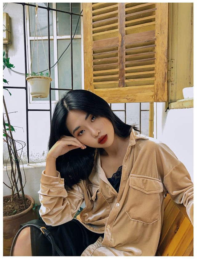 Cô nữ sinh ngành Thiết kế thời trang được khen ngợi có vẻ ngoài xinh đẹp, sở hữu đôi mắt hút hồn, bờ môi quyến rũ, gu thời trang độc đáo và khả năng hóa thân hoàn hảo vào từng concept ảnh.