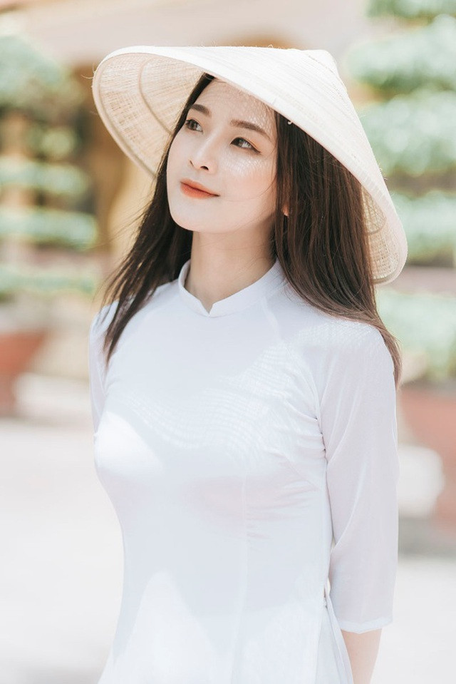 Nữ sinh sinh năm 2002 đến từ Hải Phòng này nổi bật với vóc dáng nhỏ nhắn, nụ cười xinh đầy cuốn hút.