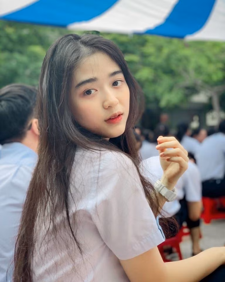  Hot girl Bình Dương chiếm sóng Facebook và Instagram nhờ nhan sắc ngọt ngào, long lanh của mình.