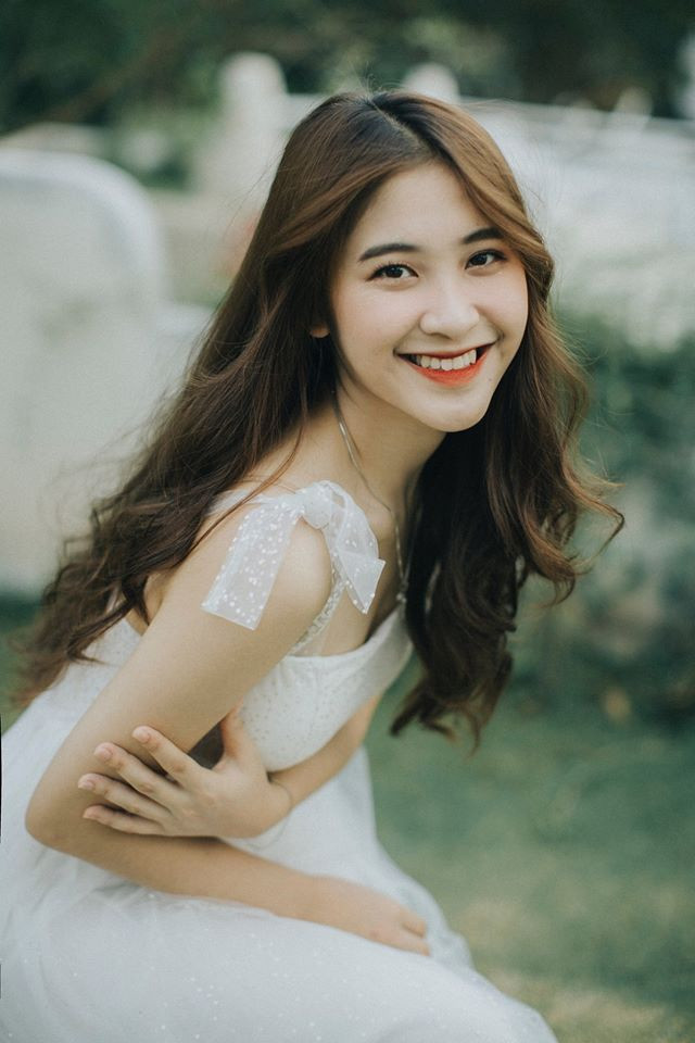 Sở hữu vẻ ngoài xinh đẹp, nụ cười tươi tắn cùng gương mặt khả ái, nữ sinh Ngân Thảo được ví như bông hoa xinh đẹp của Đại học Sân khấu điện ảnh TPHCM.