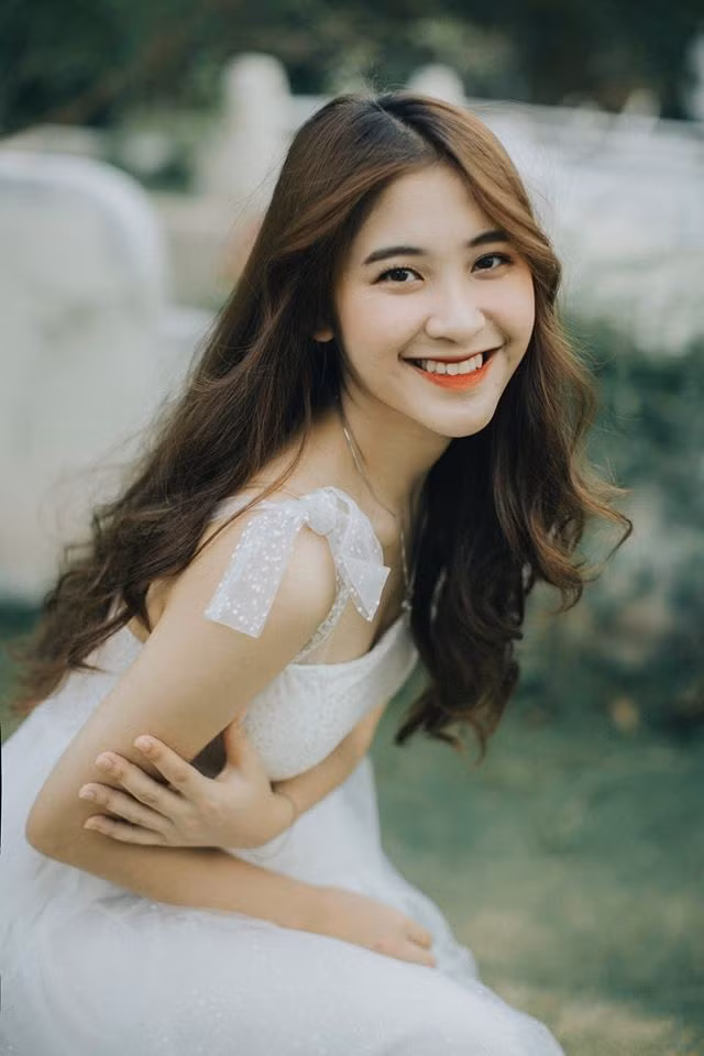 Sở hữu vẻ ngoài xinh đẹp, nụ cười tươi tắn cùng gương mặt khả ái, nữ sinh Ngân Thảo được ví như bông hoa xinh đẹp của Đại học Sân khấu điện ảnh TPHCM.