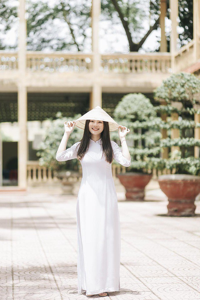 Trong tà áo dài trắng, thêm phụ kiện là chiếc nón lá, Minh Hường lại càng nổi bật hơn.
