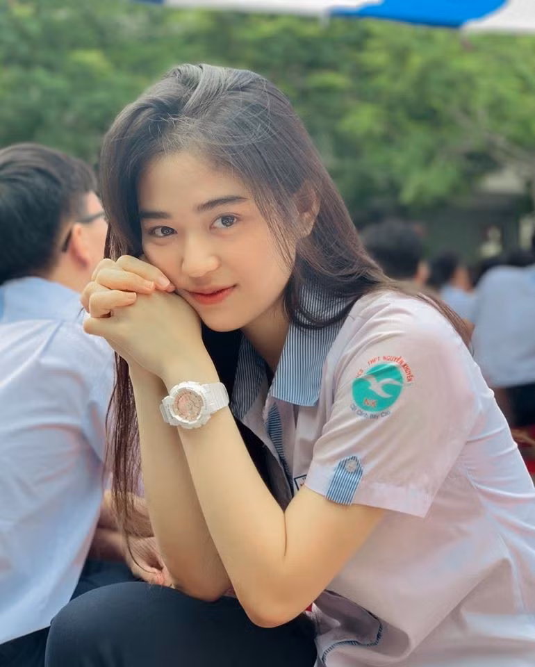 Khoảnh khắc Hoàng Yến bị quay lén khi đang che nắng cho cô bạn thân được chia sẻ rầm rộ trên mạng xã hội. Không chỉ xinh xắn, nữ sinh này còn sở hữu thành tích học tập ấn tượng cùng tài lẻ đáng ngưỡng mộ.