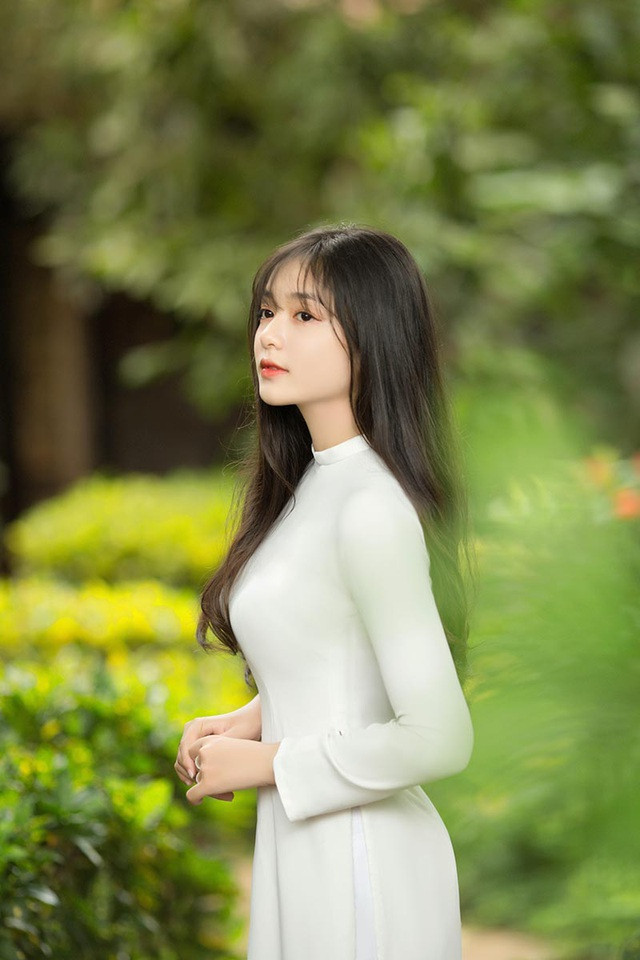 Cùng với Minh Hường, Xuân Trúc là nữ sinh đang được giới trẻ quan tâm nhất hiện nay, cô nàng sinh năm 2002, hiện đang sinh sống ở Buôn Mê Thuột.