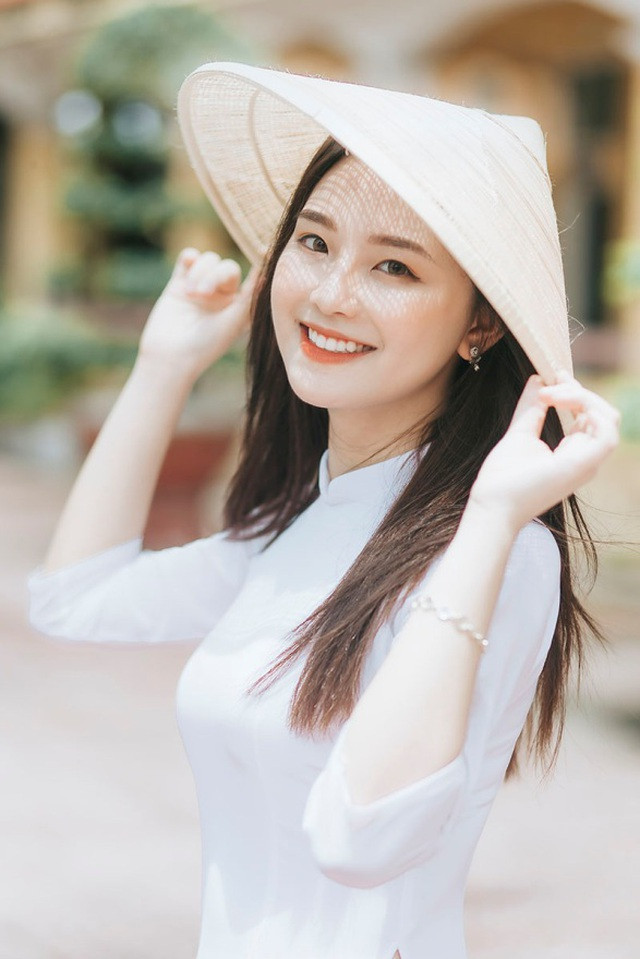 Phạm Minh Hường khiến người đối diện khó lòng rời mắt khỏi trong những khoảnh khắc chia tay tuổi học trò.